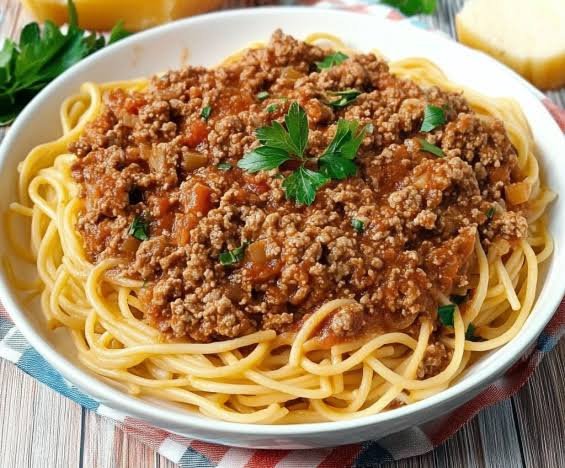 Macarrão a Bolonhesa com Coxa de Frango